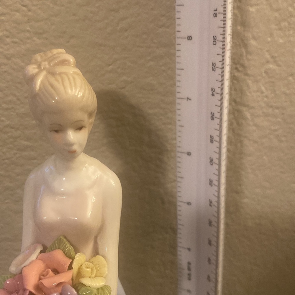 K’s Collection English Lady With Flowers Porcelain Figurine - Picture 5 of 5